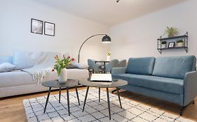 Chic 1-Bed Apt By Canal Walk To Historic Centre